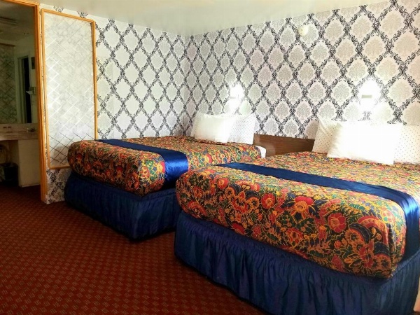 Town House Motor Inn image 17