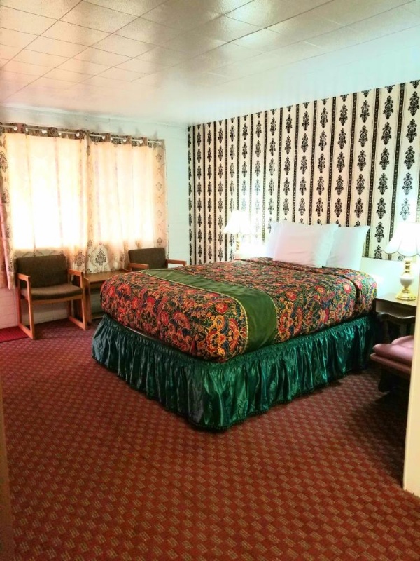 Town House Motor Inn image 21