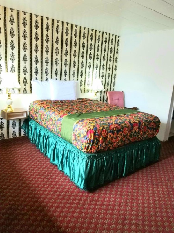 Town House Motor Inn image 22